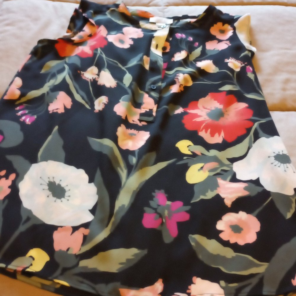 Loft (outlet) floral blouse, with very small ruffle at sleeve, loose fit